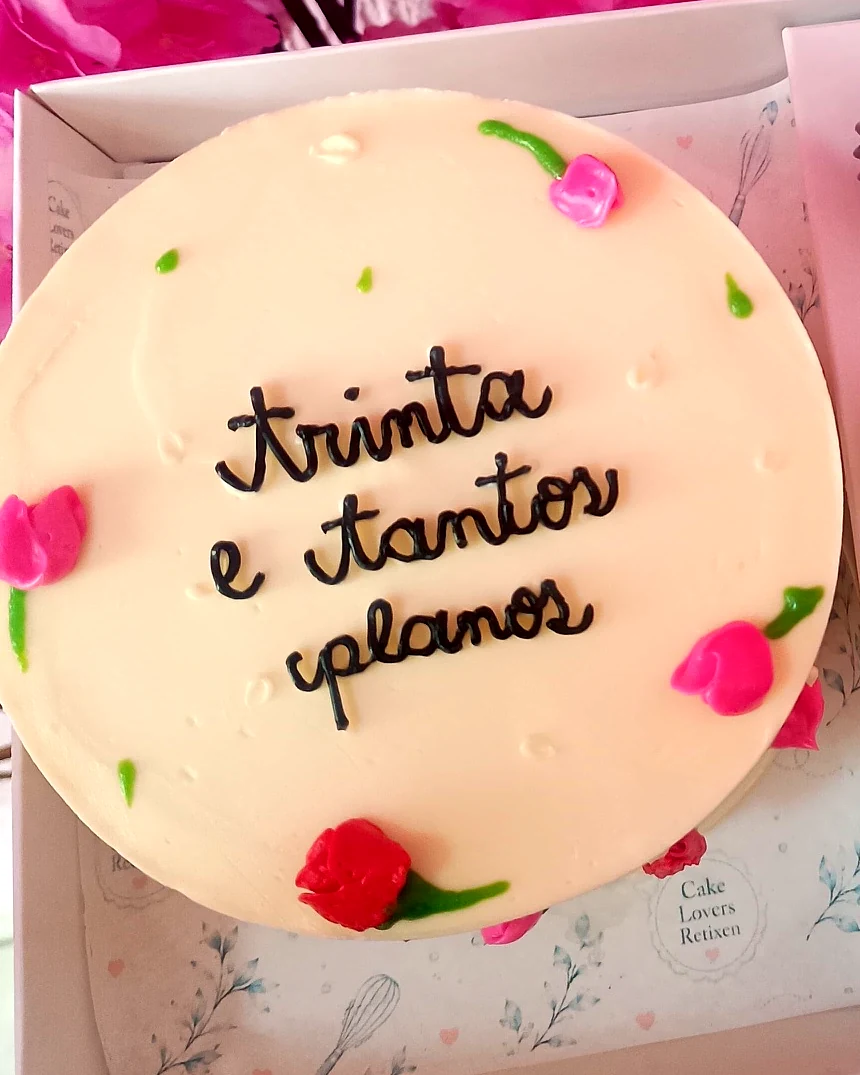 Bentô cake com a frase trinta e tantos planos e florzinhas de glacê