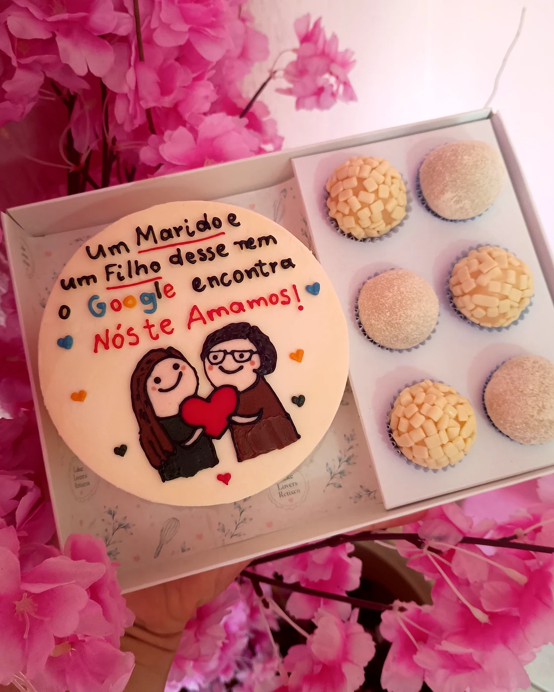 Box luxo com bentô desenhado com um casal e a frase nós te amamos, e 6 docinhos